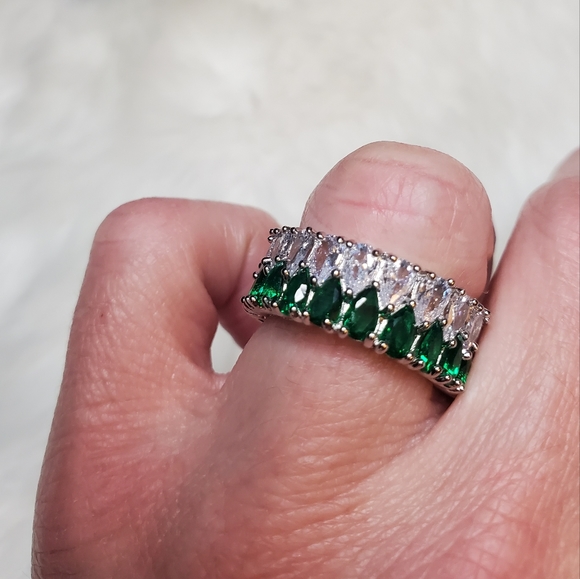 Cz & peridot Gemstone band ring - Picture 12 of 12